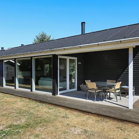 8 Person In Albaek-by Traum