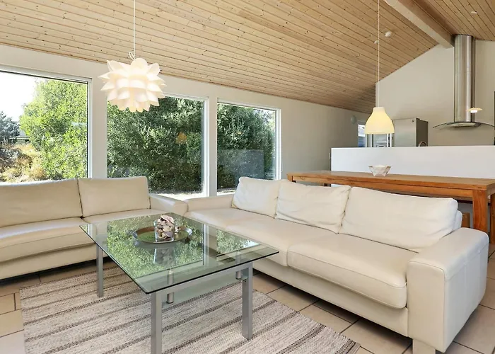 8 Person In Albaek-by Traum