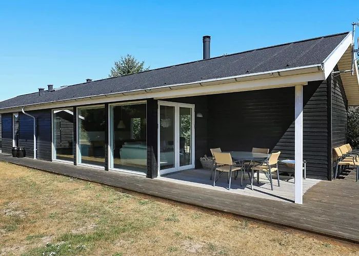 8 Person In Albaek-by Traum