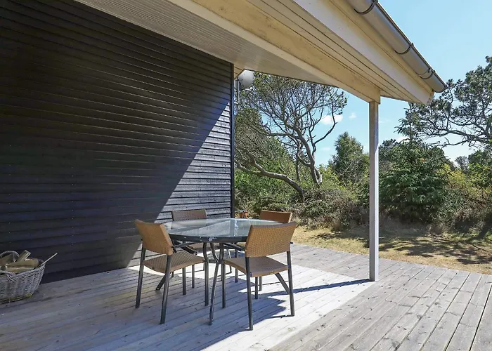 8 Person In Albaek-by Traum